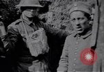 Standbild britische Soldaten escort erfassten deutschen Gefangenen Frankreich, 1918, aus Sekunde 62 historischem Filmmaterial Videoclip 65675039558