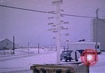 Standbild linemen Thule Air Force Base Grönland, 1962, aus Sekunde 1 historischem Filmmaterial Videoclip 65675039573
