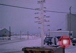 Standbild linemen Thule Air Force Base Grönland, 1962, aus Sekunde 3 historischem Filmmaterial Videoclip 65675039573