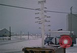 Standbild linemen Thule Air Force Base Grönland, 1962, aus Sekunde 4 historischem Filmmaterial Videoclip 65675039573