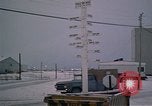 Standbild linemen Thule Air Force Base Grönland, 1962, aus Sekunde 5 historischem Filmmaterial Videoclip 65675039573