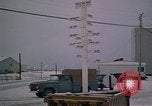 Standbild linemen Thule Air Force Base Grönland, 1962, aus Sekunde 6 historischem Filmmaterial Videoclip 65675039573