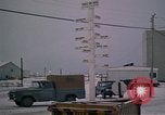 Standbild linemen Thule Air Force Base Grönland, 1962, aus Sekunde 7 historischem Filmmaterial Videoclip 65675039573