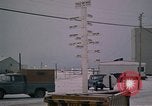 Standbild linemen Thule Air Force Base Grönland, 1962, aus Sekunde 8 historischem Filmmaterial Videoclip 65675039573