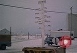 Standbild linemen Thule Air Force Base Grönland, 1962, aus Sekunde 9 historischem Filmmaterial Videoclip 65675039573
