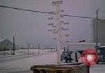 Standbild linemen Thule Air Force Base Grönland, 1962, aus Sekunde 10 historischem Filmmaterial Videoclip 65675039573