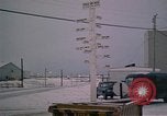 Standbild linemen Thule Air Force Base Grönland, 1962, aus Sekunde 11 historischem Filmmaterial Videoclip 65675039573