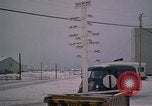 Standbild linemen Thule Air Force Base Grönland, 1962, aus Sekunde 12 historischem Filmmaterial Videoclip 65675039573
