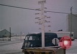 Standbild linemen Thule Air Force Base Grönland, 1962, aus Sekunde 13 historischem Filmmaterial Videoclip 65675039573