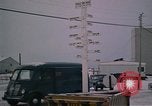Standbild linemen Thule Air Force Base Grönland, 1962, aus Sekunde 14 historischem Filmmaterial Videoclip 65675039573