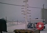 Standbild linemen Thule Air Force Base Grönland, 1962, aus Sekunde 17 historischem Filmmaterial Videoclip 65675039573