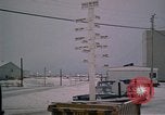 Standbild linemen Thule Air Force Base Grönland, 1962, aus Sekunde 18 historischem Filmmaterial Videoclip 65675039573