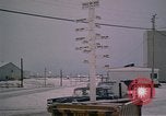 Standbild linemen Thule Air Force Base Grönland, 1962, aus Sekunde 20 historischem Filmmaterial Videoclip 65675039573