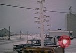Standbild linemen Thule Air Force Base Grönland, 1962, aus Sekunde 21 historischem Filmmaterial Videoclip 65675039573