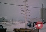 Standbild linemen Thule Air Force Base Grönland, 1962, aus Sekunde 24 historischem Filmmaterial Videoclip 65675039573