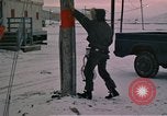 Standbild linemen Thule Air Force Base Grönland, 1962, aus Sekunde 46 historischem Filmmaterial Videoclip 65675039573