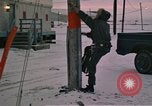 Standbild linemen Thule Air Force Base Grönland, 1962, aus Sekunde 47 historischem Filmmaterial Videoclip 65675039573