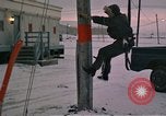 Standbild linemen Thule Air Force Base Grönland, 1962, aus Sekunde 48 historischem Filmmaterial Videoclip 65675039573