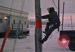 Standbild linemen Thule Air Force Base Grönland, 1962, aus Sekunde 49 historischem Filmmaterial Videoclip 65675039573