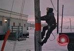 Standbild linemen Thule Air Force Base Grönland, 1962, aus Sekunde 50 historischem Filmmaterial Videoclip 65675039573