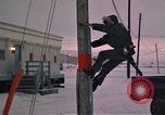 Standbild linemen Thule Air Force Base Grönland, 1962, aus Sekunde 51 historischem Filmmaterial Videoclip 65675039573