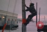 Standbild linemen Thule Air Force Base Grönland, 1962, aus Sekunde 52 historischem Filmmaterial Videoclip 65675039573