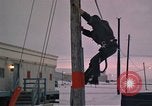 Standbild linemen Thule Air Force Base Grönland, 1962, aus Sekunde 53 historischem Filmmaterial Videoclip 65675039573