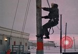 Standbild linemen Thule Air Force Base Grönland, 1962, aus Sekunde 54 historischem Filmmaterial Videoclip 65675039573