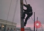 Standbild linemen Thule Air Force Base Grönland, 1962, aus Sekunde 55 historischem Filmmaterial Videoclip 65675039573