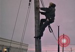 Standbild linemen Thule Air Force Base Grönland, 1962, aus Sekunde 56 historischem Filmmaterial Videoclip 65675039573