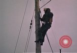 Standbild linemen Thule Air Force Base Grönland, 1962, aus Sekunde 58 historischem Filmmaterial Videoclip 65675039573