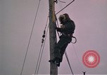 Standbild linemen Thule Air Force Base Grönland, 1962, aus Sekunde 61 historischem Filmmaterial Videoclip 65675039573