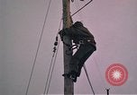 Standbild linemen Thule Air Force Base Grönland, 1962, aus Sekunde 62 historischem Filmmaterial Videoclip 65675039573
