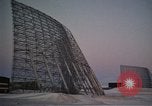 Standbild Suche radar Antennen Thule Air Force Base Grönland, 1962, aus Sekunde 58 historischem Filmmaterial Videoclip 65675039574