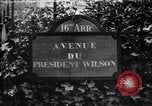 Standbild Road Sign Paris Frankreich, 1919, aus Sekunde 1 historischem Filmmaterial Videoclip 65675039621
