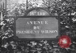 Standbild Road Sign Paris Frankreich, 1919, aus Sekunde 3 historischem Filmmaterial Videoclip 65675039621