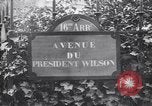 Standbild Road Sign Paris Frankreich, 1919, aus Sekunde 4 historischem Filmmaterial Videoclip 65675039621