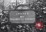 Standbild Road Sign Paris Frankreich, 1919, aus Sekunde 5 historischem Filmmaterial Videoclip 65675039621
