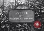 Standbild Road Sign Paris Frankreich, 1919, aus Sekunde 6 historischem Filmmaterial Videoclip 65675039621