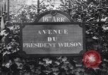 Standbild Road Sign Paris Frankreich, 1919, aus Sekunde 7 historischem Filmmaterial Videoclip 65675039621