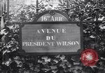 Standbild Road Sign Paris Frankreich, 1919, aus Sekunde 8 historischem Filmmaterial Videoclip 65675039621