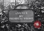 Standbild Road Sign Paris Frankreich, 1919, aus Sekunde 10 historischem Filmmaterial Videoclip 65675039621