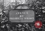 Standbild Road Sign Paris Frankreich, 1919, aus Sekunde 11 historischem Filmmaterial Videoclip 65675039621