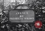 Standbild Road Sign Paris Frankreich, 1919, aus Sekunde 13 historischem Filmmaterial Videoclip 65675039621