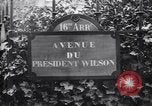 Standbild Road Sign Paris Frankreich, 1919, aus Sekunde 14 historischem Filmmaterial Videoclip 65675039621