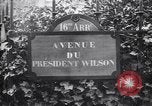 Standbild Road Sign Paris Frankreich, 1919, aus Sekunde 15 historischem Filmmaterial Videoclip 65675039621