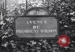Standbild Road Sign Paris Frankreich, 1919, aus Sekunde 16 historischem Filmmaterial Videoclip 65675039621
