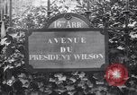 Standbild Road Sign Paris Frankreich, 1919, aus Sekunde 17 historischem Filmmaterial Videoclip 65675039621