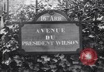 Standbild Road Sign Paris Frankreich, 1919, aus Sekunde 18 historischem Filmmaterial Videoclip 65675039621