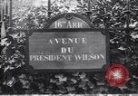 Standbild Road Sign Paris Frankreich, 1919, aus Sekunde 20 historischem Filmmaterial Videoclip 65675039621